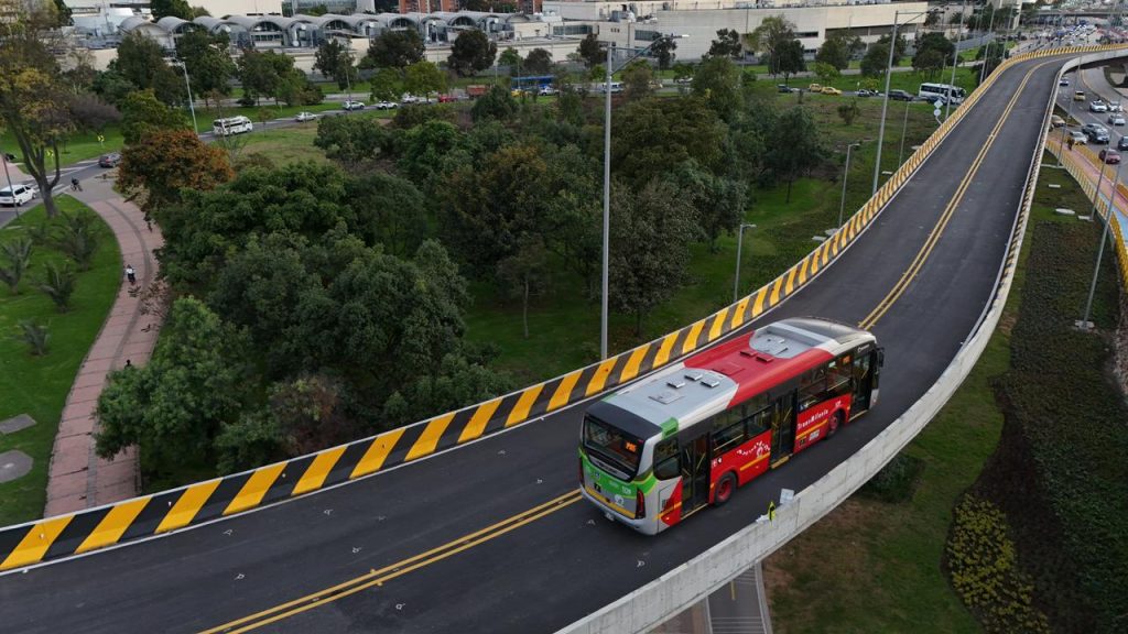 Alcalde Carlos Fernando Galán habilitó el puente curvo de la avenida 68 con calle 26