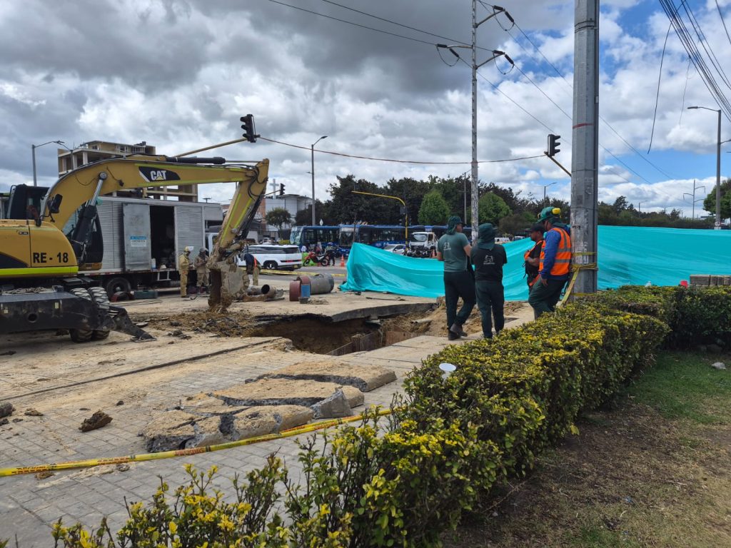 OTRA VEZ. DAÑO DEL TUBO MADRE DEL ACUEDUCTO EN LA CALLE 139 CON AVENIDA CIUDAD DE CALI, EN LA LOCALIDAD 11 DE SUBA